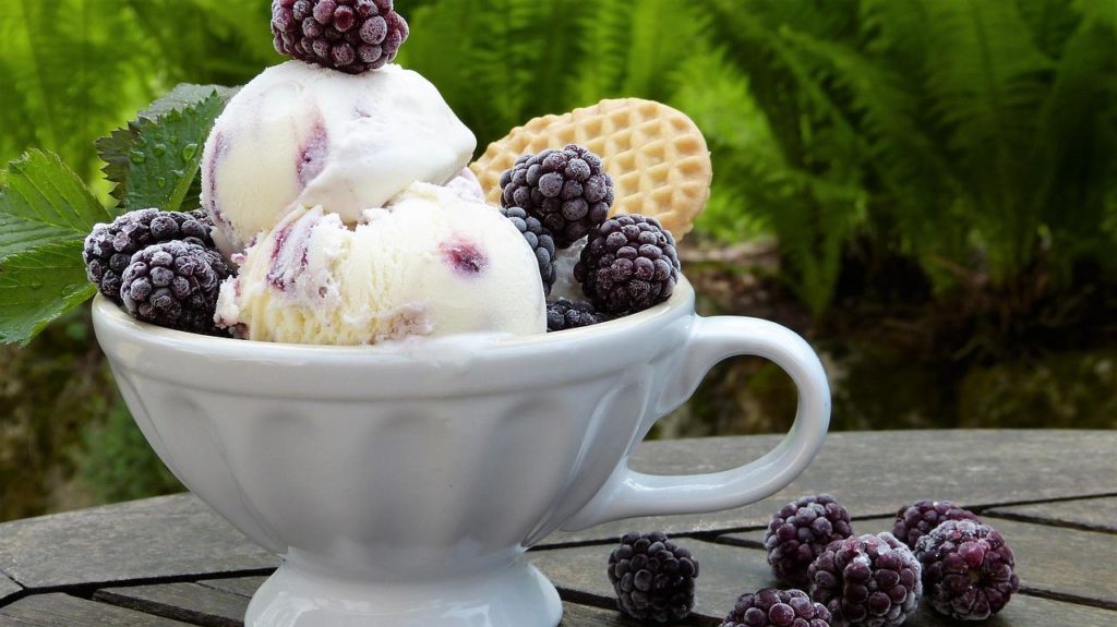 כוס מיוחדת של גלידה מיוחדת בבית